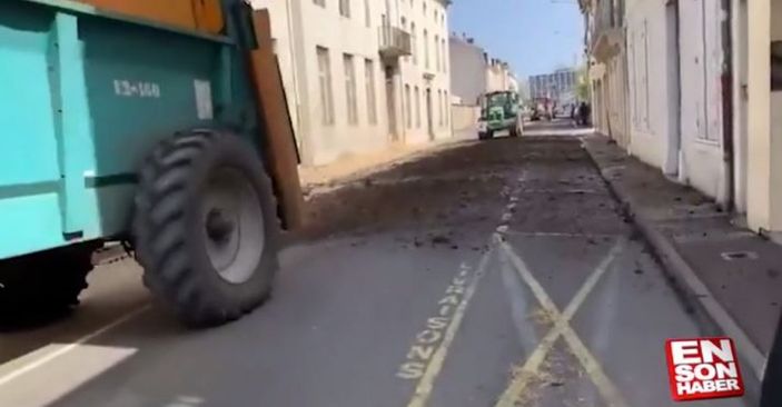 Fransa'da çiftçiler, sokaklara gübre döktü