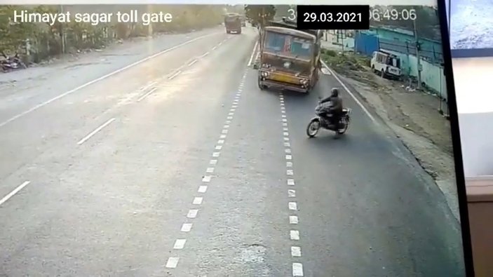 Hindistan'da motosikletlinin hatası kazaya neden oldu