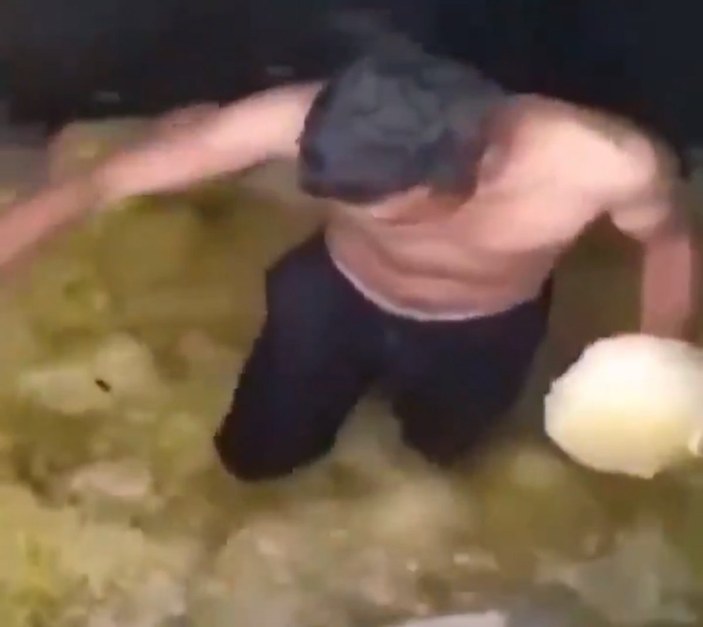Şanlıurfa'da işçi, turşu tankına çıplak ayaklarıyla girdi