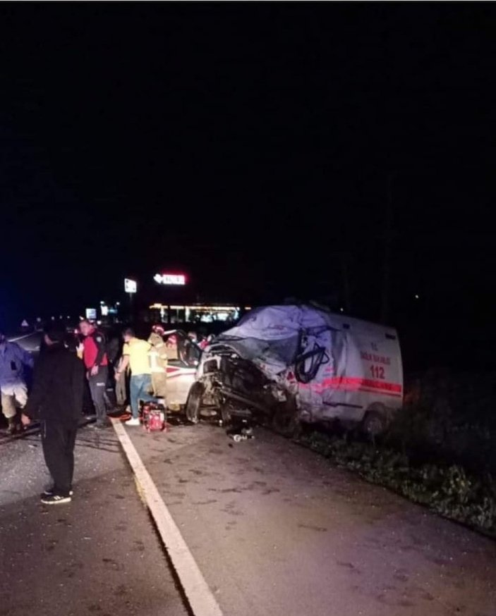 Balıkesir'de ambulans, kamyon ve otomobille çarpıştı: 4 ölü 2 yaralı