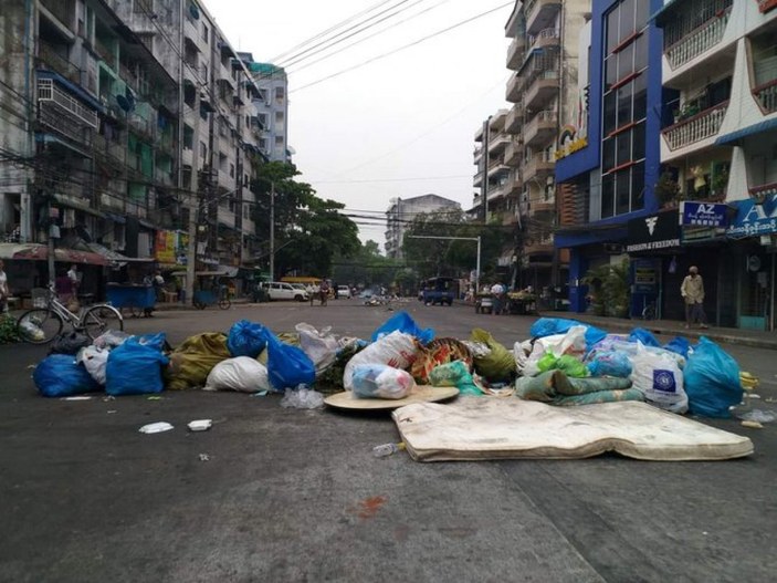 Myanmar’da göstericiler çöp dökme eylemine başladı