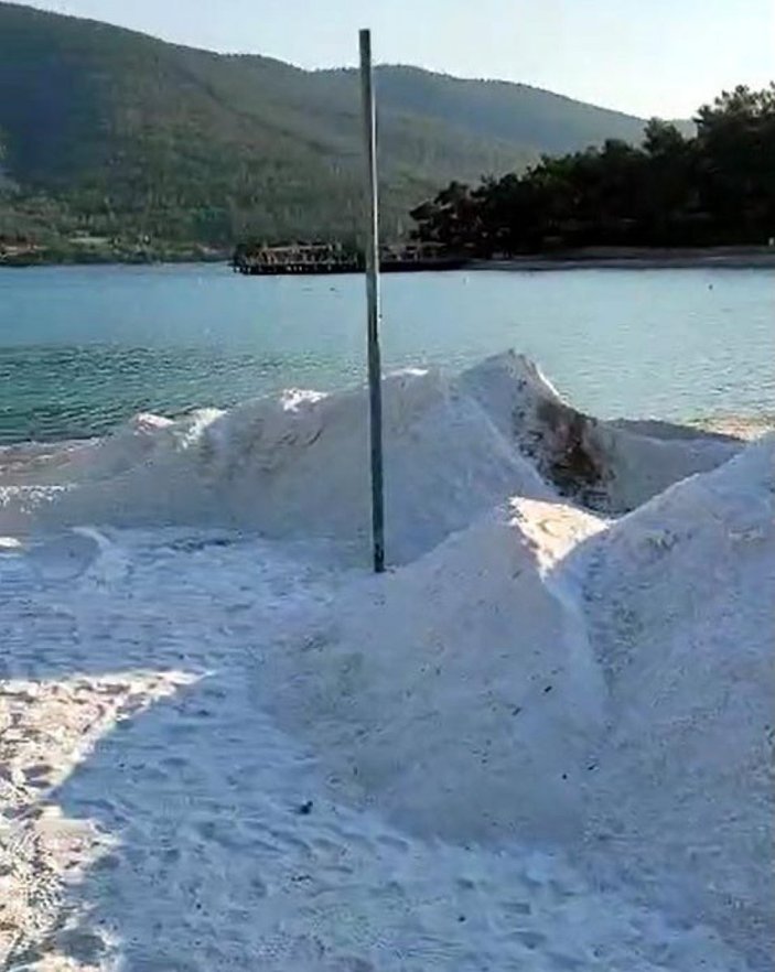 Bodrum’da plaja dökülen kuvars tozu kaldırıyor