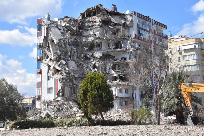 İzmir'deki depremzedelerin başı hırsızlarla dertte