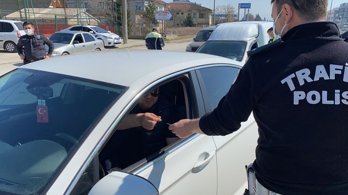 Düzce'de kemer takmayan sürücü: Kapıya sıkıştı