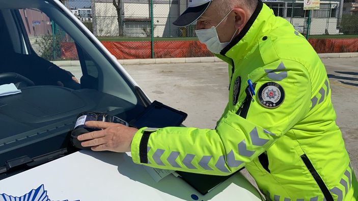 Düzce'de kemer takmayan sürücü: Kapıya sıkıştı