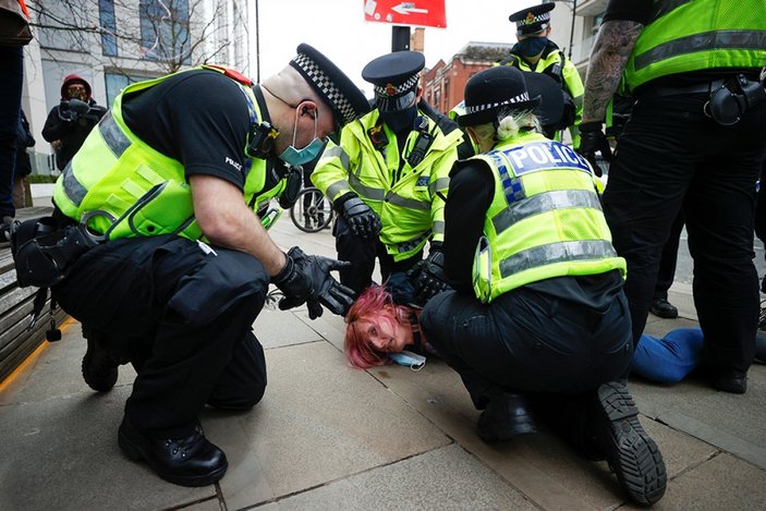 İngiltere'de polisin göstericiye müdahalesi tartışmaya neden oldu