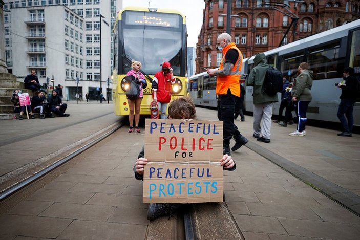 İngiltere'de polisin göstericiye müdahalesi tartışmaya neden oldu