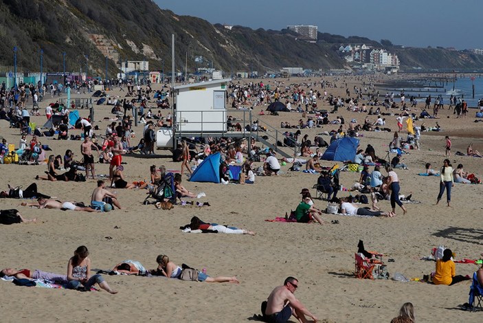 İngiltere'de parklar ve plajlar doldu
