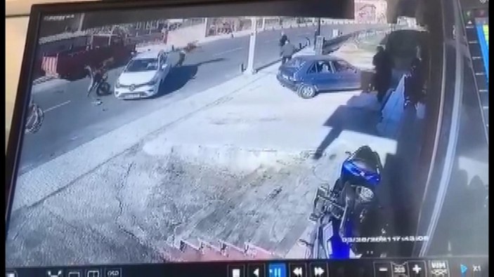 Beykoz'da otomobile çarpan motosiklet sürücüsü havada takla attı
