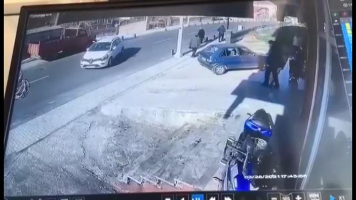 Beykoz'da otomobile çarpan motosiklet sürücüsü havada takla attı