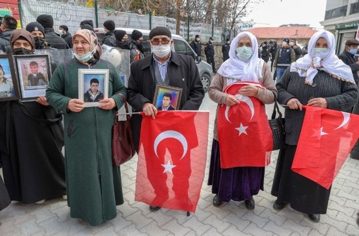 Van'da çocukları dağa kaçırılan 22 aile HDP binasına yürüdü