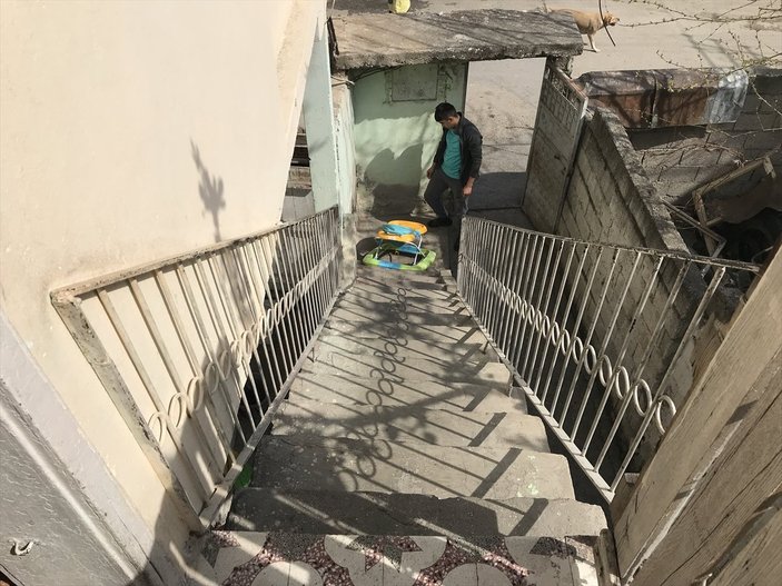 Adana'da yürüteçteki bebek merdivenlerden yuvarlandı