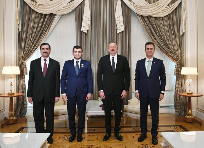 İlham Aliyev, Selçuk Bayraktar'a madalya taktı