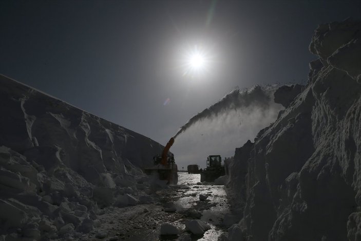 Erzurum'da karla mücadele ekiplerinin ilkbahardaki zorlu mesaisi