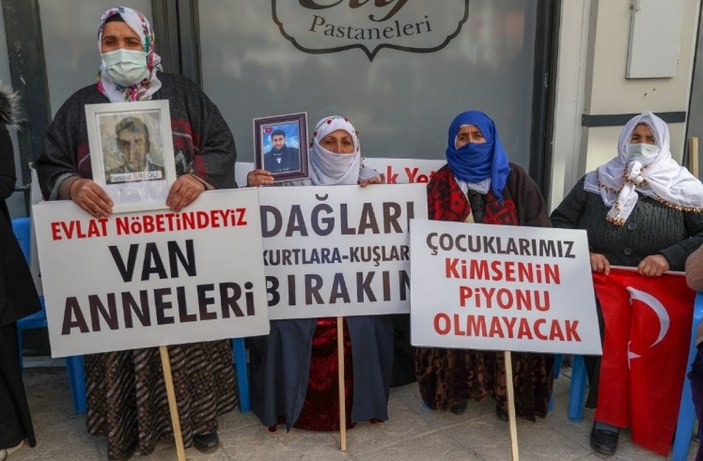 Van'da çocukları dağa kaçırılan 22 aile HDP binasına yürüdü