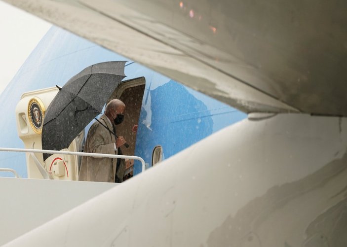 Joe Biden, uçağa binerken düşme tehlikesi geçirdi