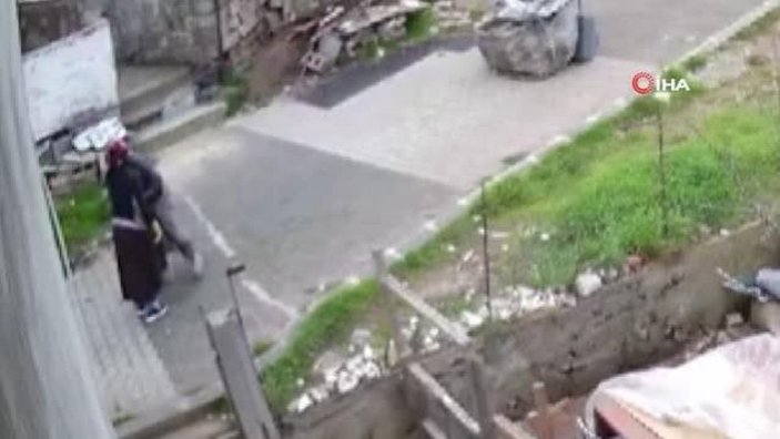 İstanbul'da kağıt toplayıcılarının hırsızlık yaptığı anlar kamerada