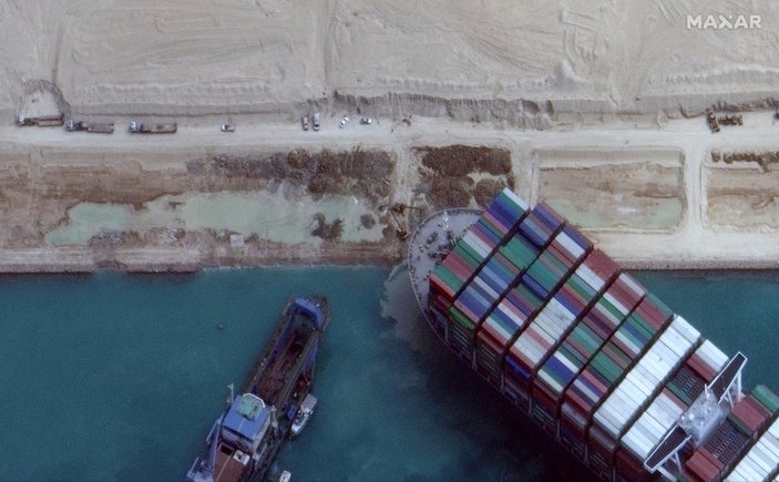 Mısır'dan, Süveyş Kanalı'nı kapatan gemiyi alıkoyma kararı