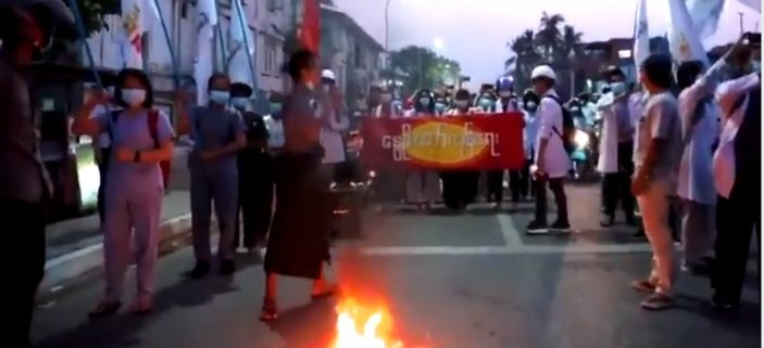 Myanmar’da göstericiler darbe anayasasını yaktı