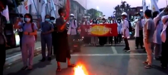 Myanmar’da göstericiler darbe anayasasını yaktı