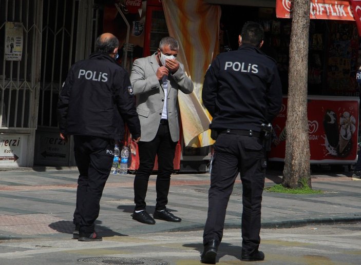 Antalya'da bankaya yumurta ve ayranla saldırı anları ortaya çıktı