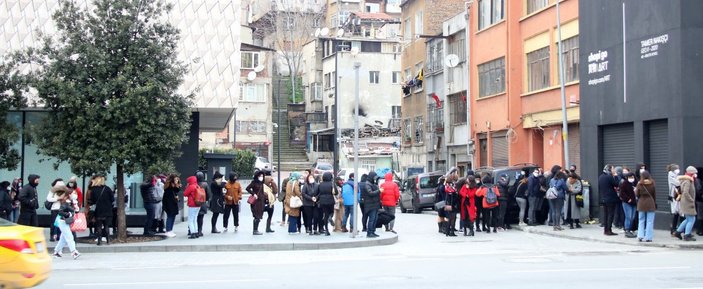 İstanbul’da sergiye girmek için saatlerce kuyrukta beklediler
