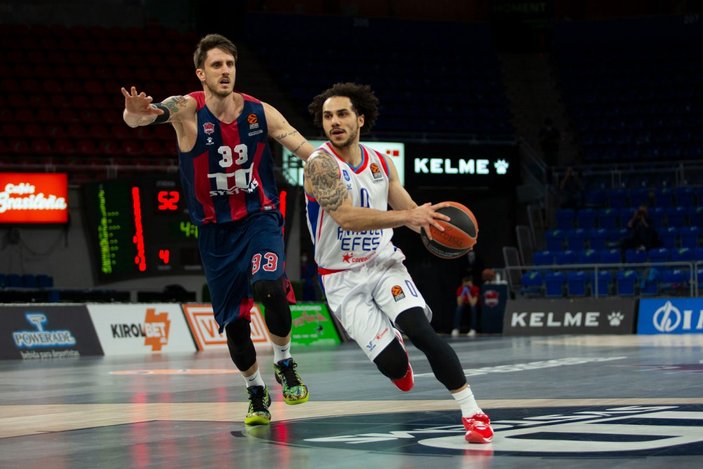 Anadolu Efes EuroLeague'de TD Systems Baskonia'yı uzatmalarda devirdi