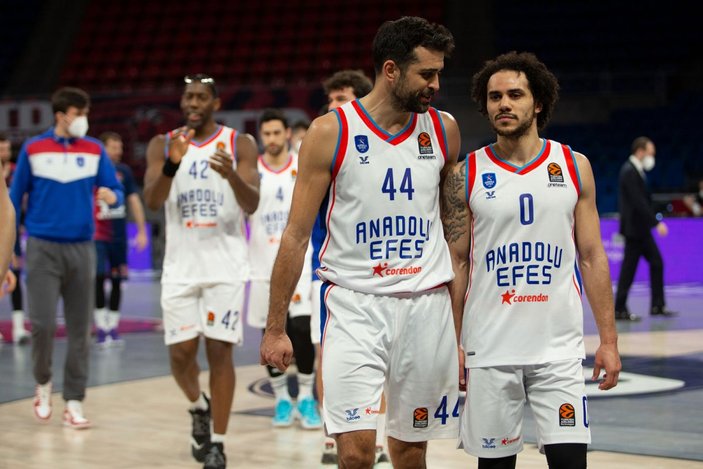 Anadolu Efes EuroLeague'de TD Systems Baskonia'yı uzatmalarda devirdi