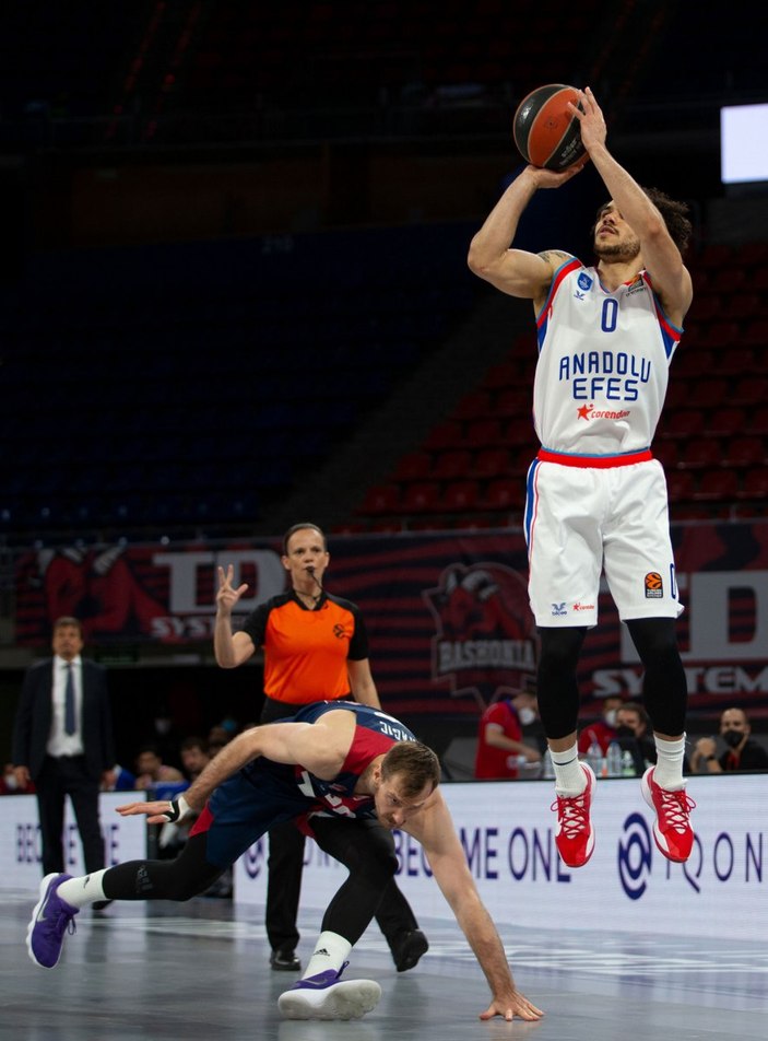 Anadolu Efes EuroLeague'de TD Systems Baskonia'yı uzatmalarda devirdi