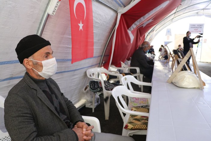 Diyarbakır'da turuncu kategorideki kardeşi için nöbete katıldı