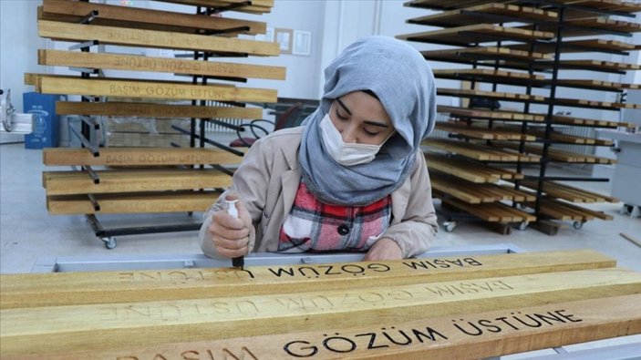 Diyarbakır'da fabrika gibi lise: Öğrenciler okullara sıra, masa ve dolap üretiyor