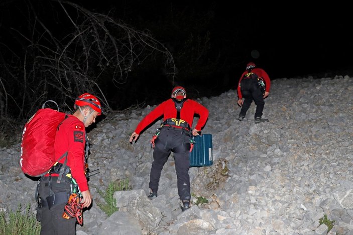 Muğla'da kayalıklardan düşen kişi 4 saatte kurtarıldı