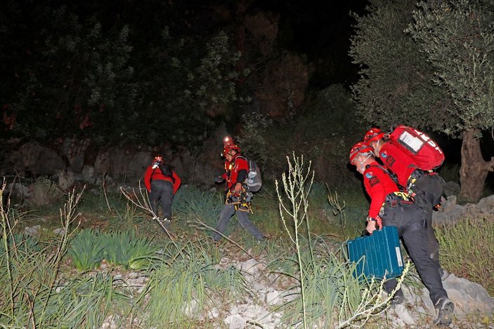 Muğla'da kayalıklardan düşen kişi 4 saatte kurtarıldı