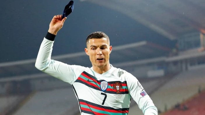 Ronaldo'nun fırlattığı pazuband yaklaşık 64 bin euroya satıldı