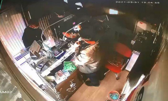 Sivas'ta çaldıkları altınları kuyumcuda bozdurdular