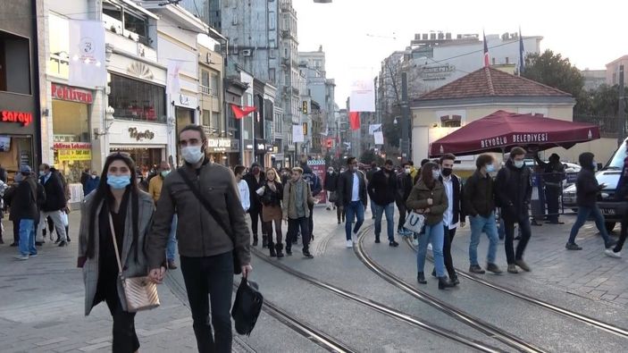 Taksim’de hafta sonu kısıtlaması öncesi dikkat çeken yoğunluk