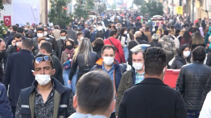 Taksim’de hafta sonu kısıtlaması öncesi dikkat çeken yoğunluk