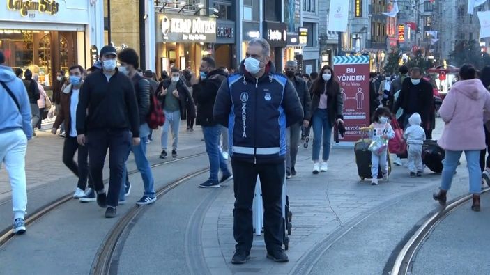 Taksim’de hafta sonu kısıtlaması öncesi dikkat çeken yoğunluk