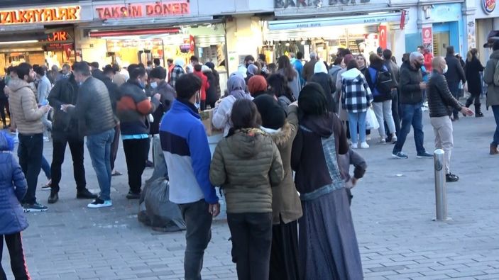Taksim’de hafta sonu kısıtlaması öncesi dikkat çeken yoğunluk