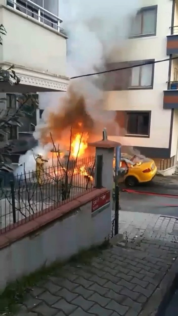 Çekmeköy'de takside çıkan yangın korku saçtı
