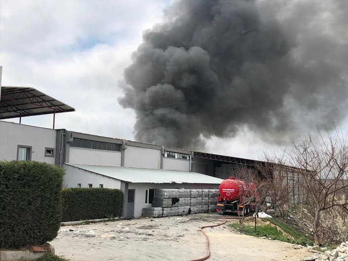Uşak'ta iplik fabrikasında yangın çıktı
