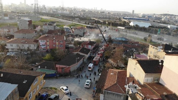 İstanbul'da çatıları saran alevler, mahalleliyi sokağa döktü