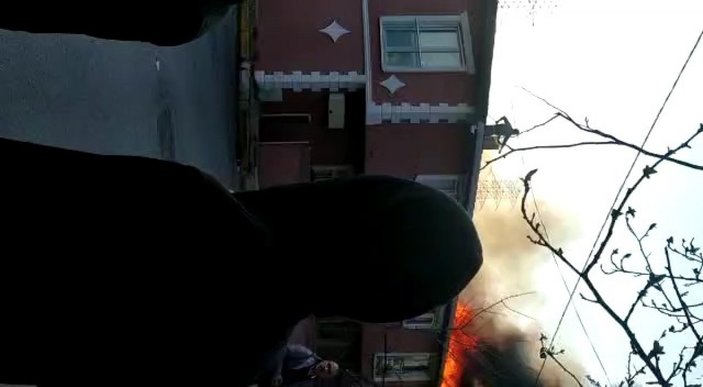İstanbul'da çatıları saran alevler, mahalleliyi sokağa döktü
