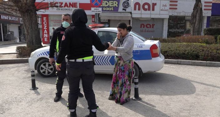 d Çorum'da şiddet gören kadın sokağa çıkıp polise sığındı