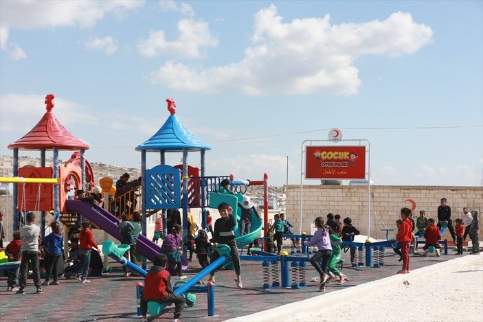 İdlip’te çocuklar Türk Kızılay'ın kurduğu parklarda oynadı