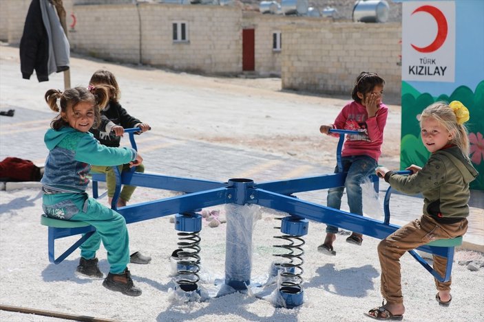 İdlip’te çocuklar Türk Kızılay'ın kurduğu parklarda oynadı