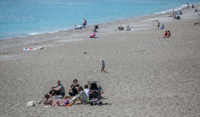 Antalya’da sahiller kısıtlamadan muaf turistlere kaldı