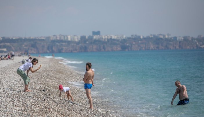 Antalya’da sahiller kısıtlamadan muaf turistlere kaldı