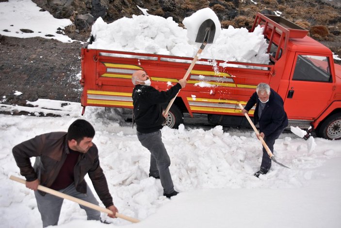Kayseri'de 400 yıllık kuyular yazın buz gibi su için karla dolduruldu