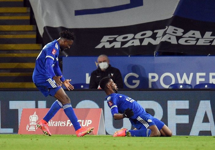 r Leicester City Iheanacho ile yeni sözleşme imzaladı